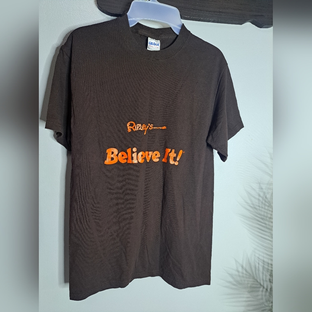Rare RIPLEYS BELIEVE IT OR NOT TIME SQUARE BROWN SHIRT VINTAGE SZ M GILDAN TEE